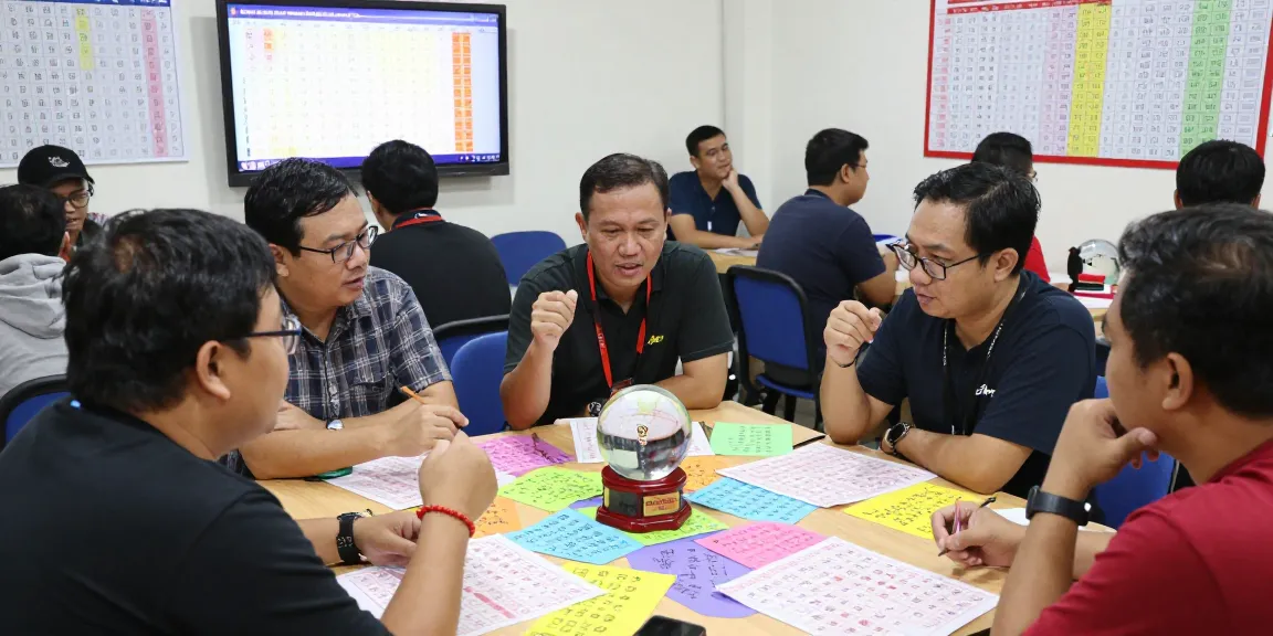 Diskusi para pemain togel tentang nomor rejeki di ruangan yang ceria.